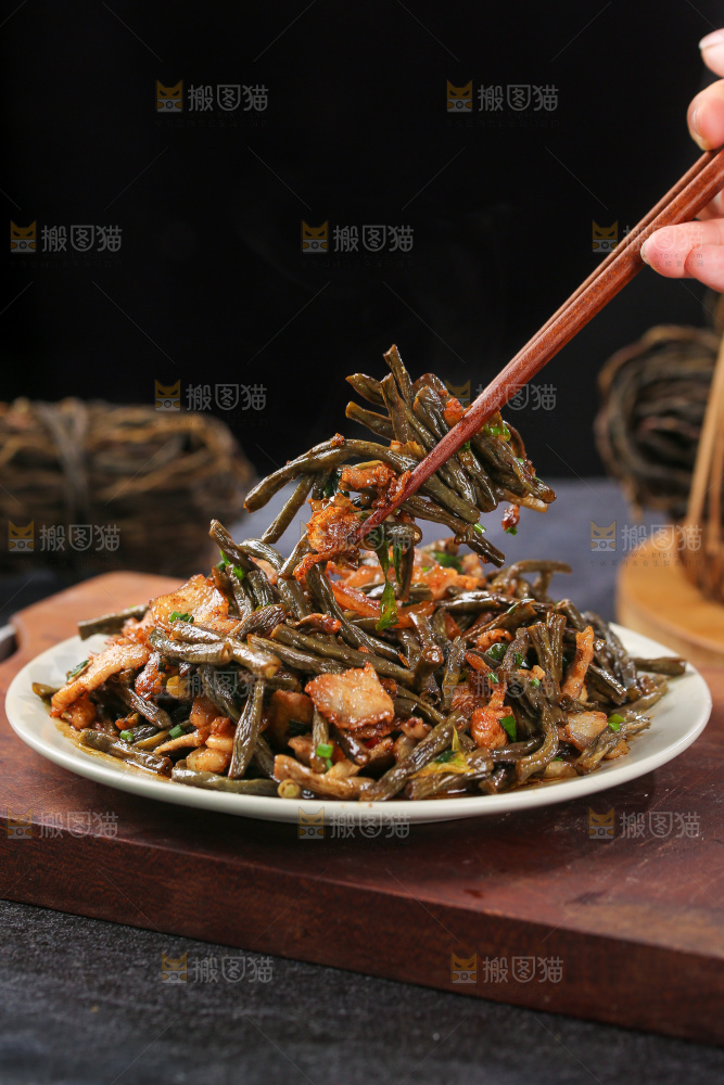 盘子里的干豆角炒肉