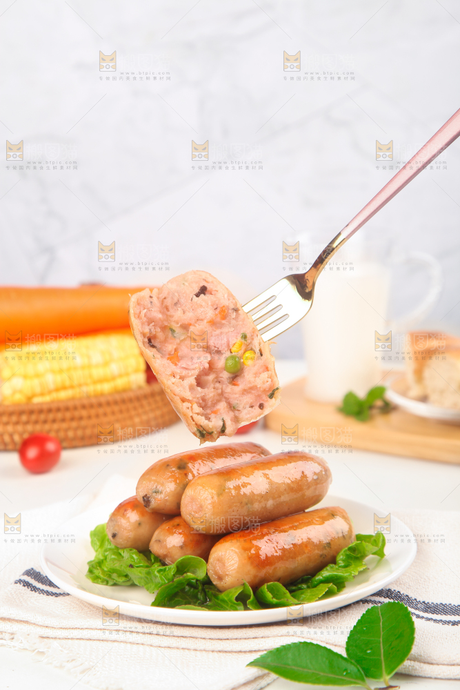 浅底上的膳食烤肠