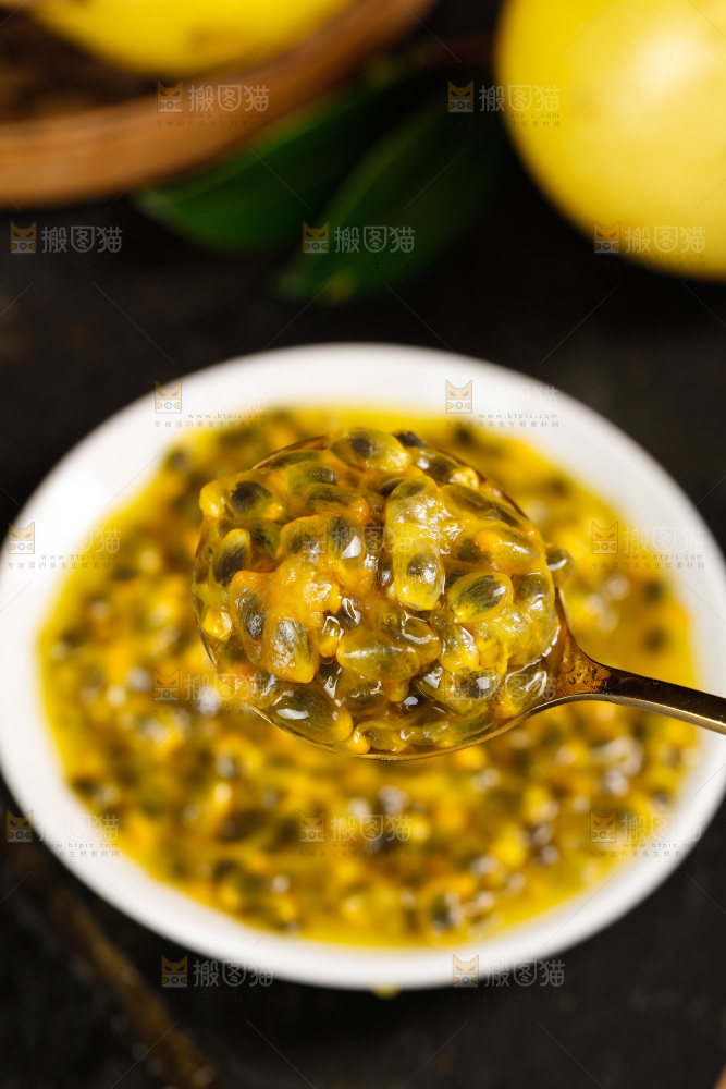深底上的黄金百香果