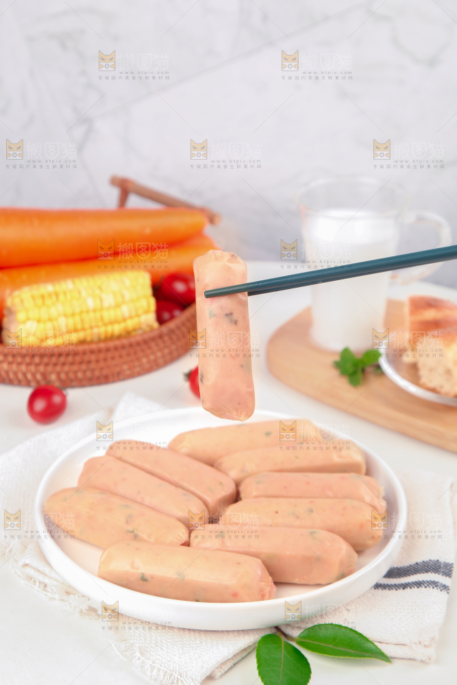 浅底上的膳食烤肠
