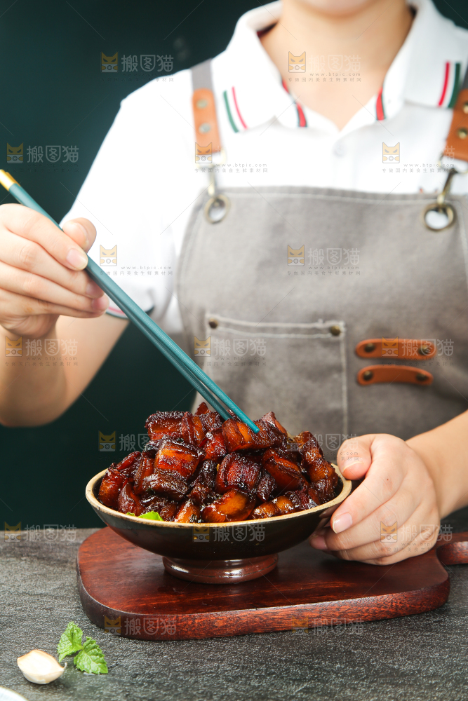 深底上的红烧肉