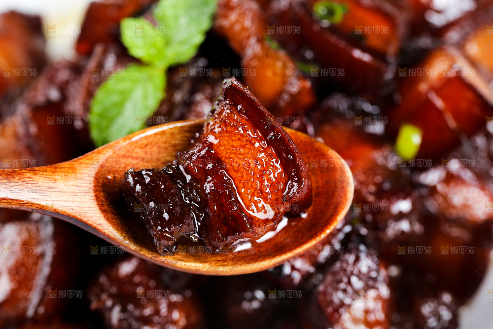 深底上的红烧肉