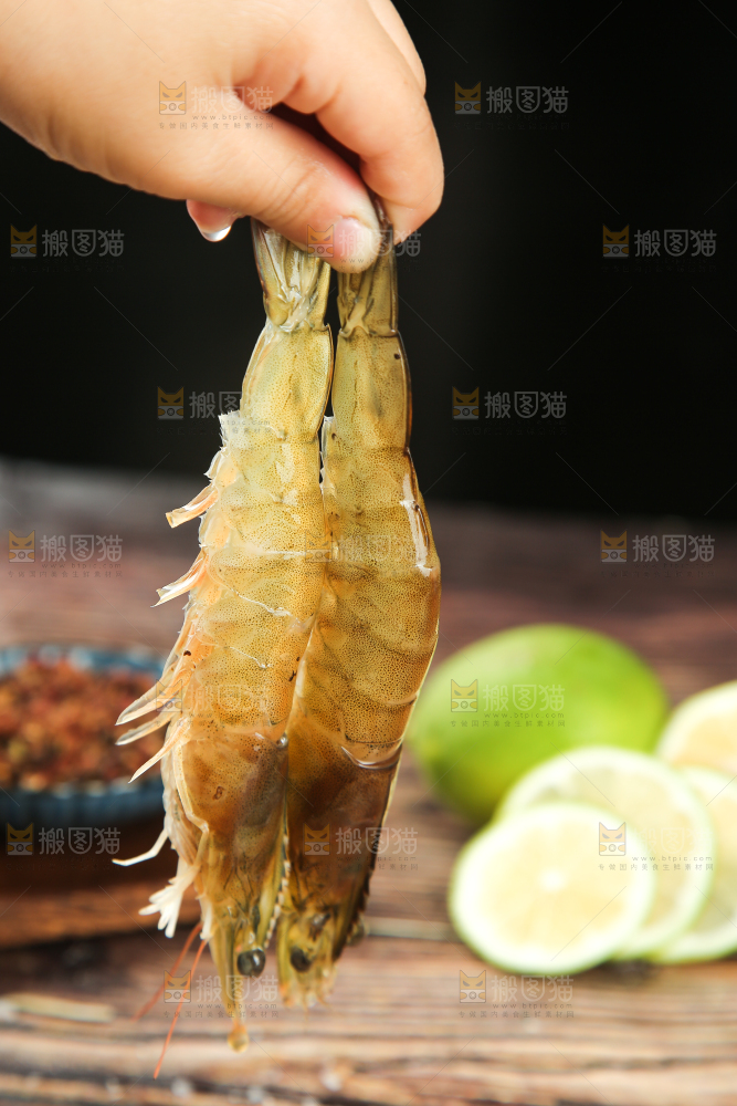 手里拿着青岛大虾