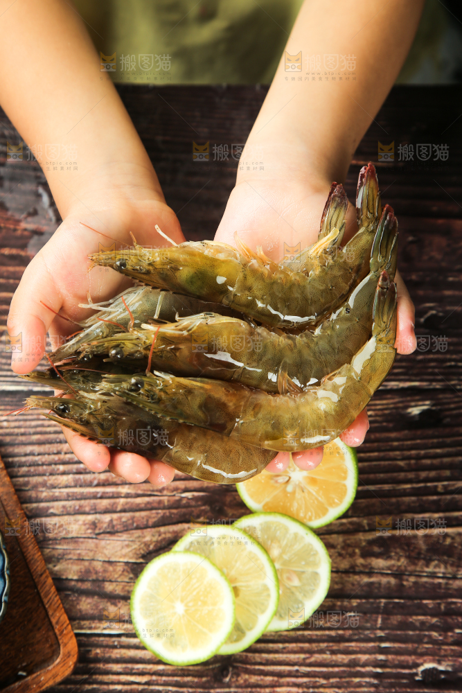 手里拿着青岛大虾
