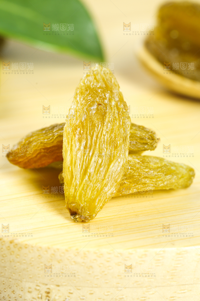 浅底上的绿葡萄干