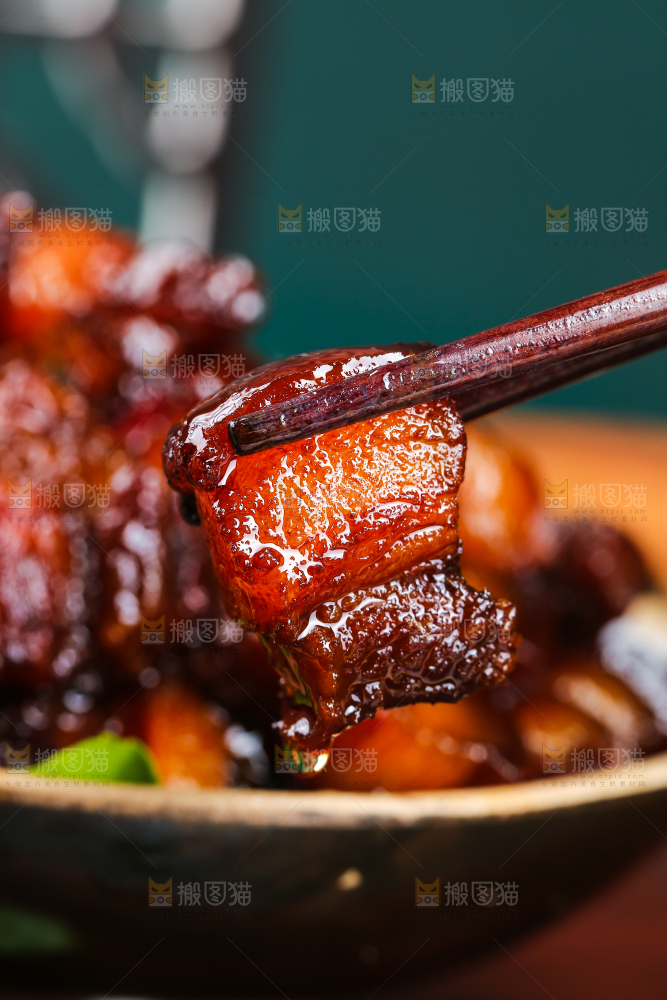 深底上的红烧肉