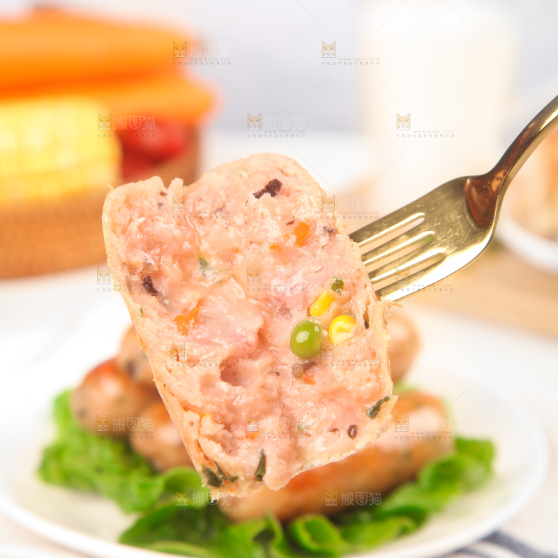浅底上的膳食烤肠