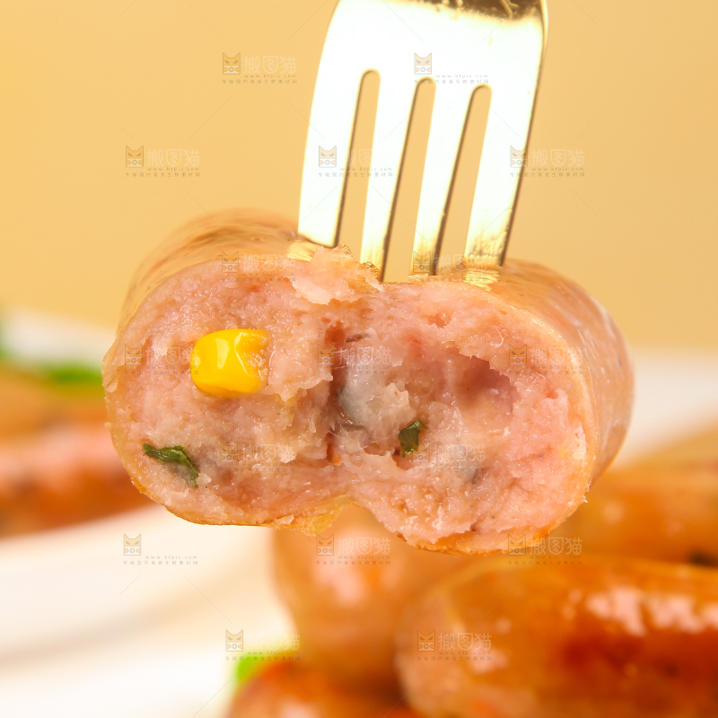 浅底上的膳食烤肠