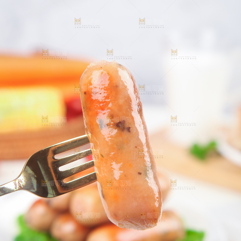 浅底上的膳食烤肠