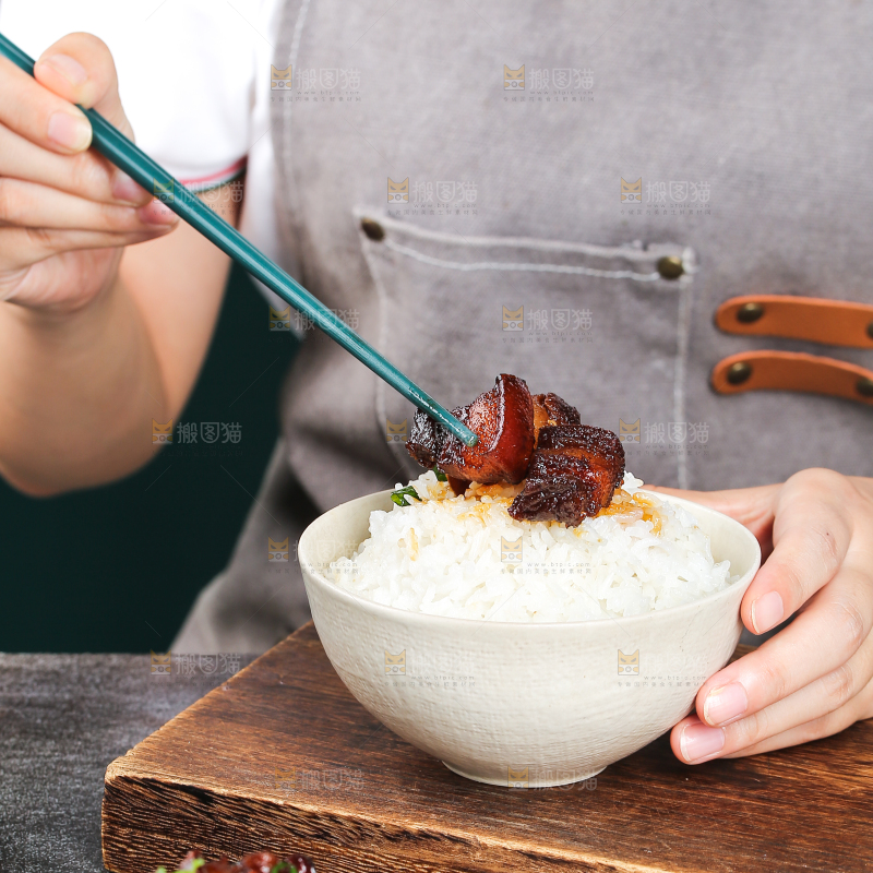 深底上的红烧肉