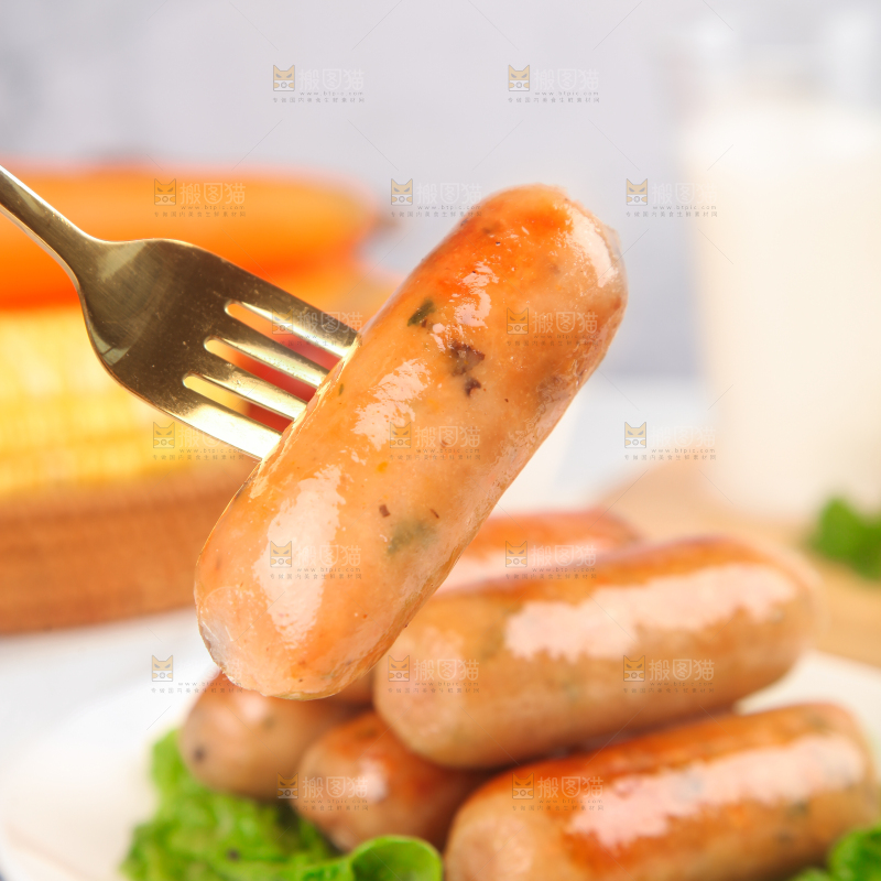 浅底上的膳食烤肠