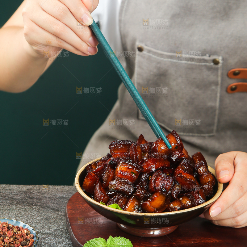 深底上的红烧肉
