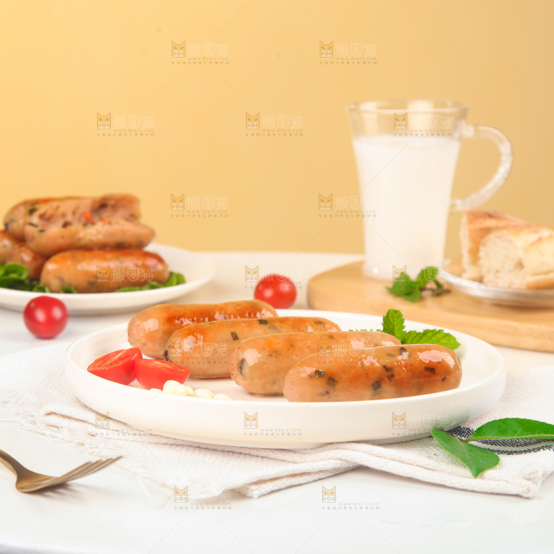 浅底上的膳食烤肠