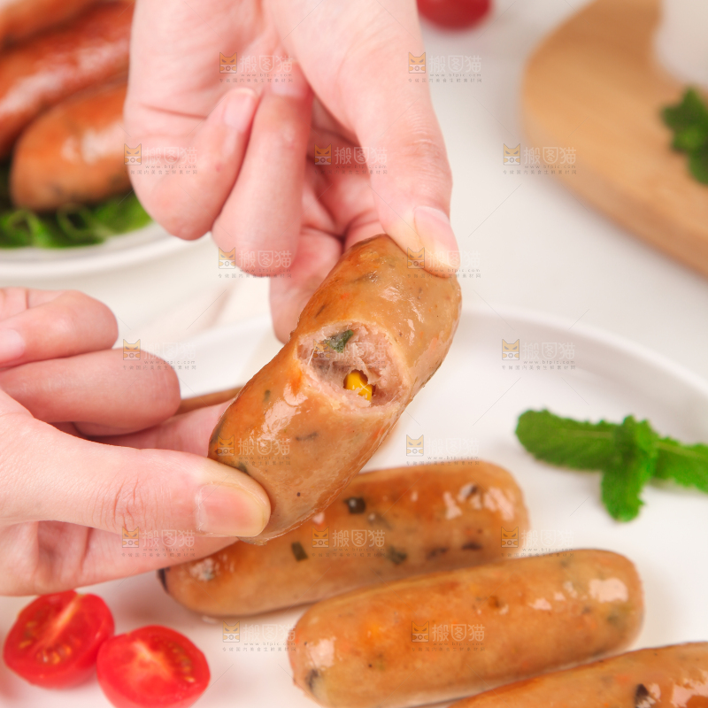 浅底上的膳食烤肠
