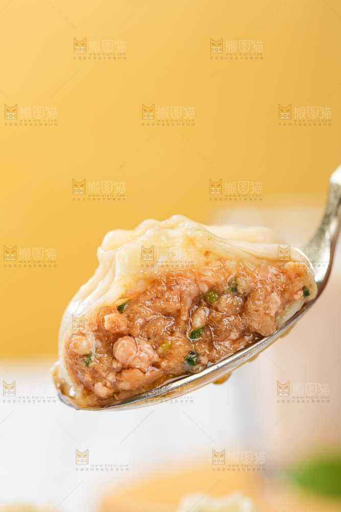 浅底上的薄皮小笼包