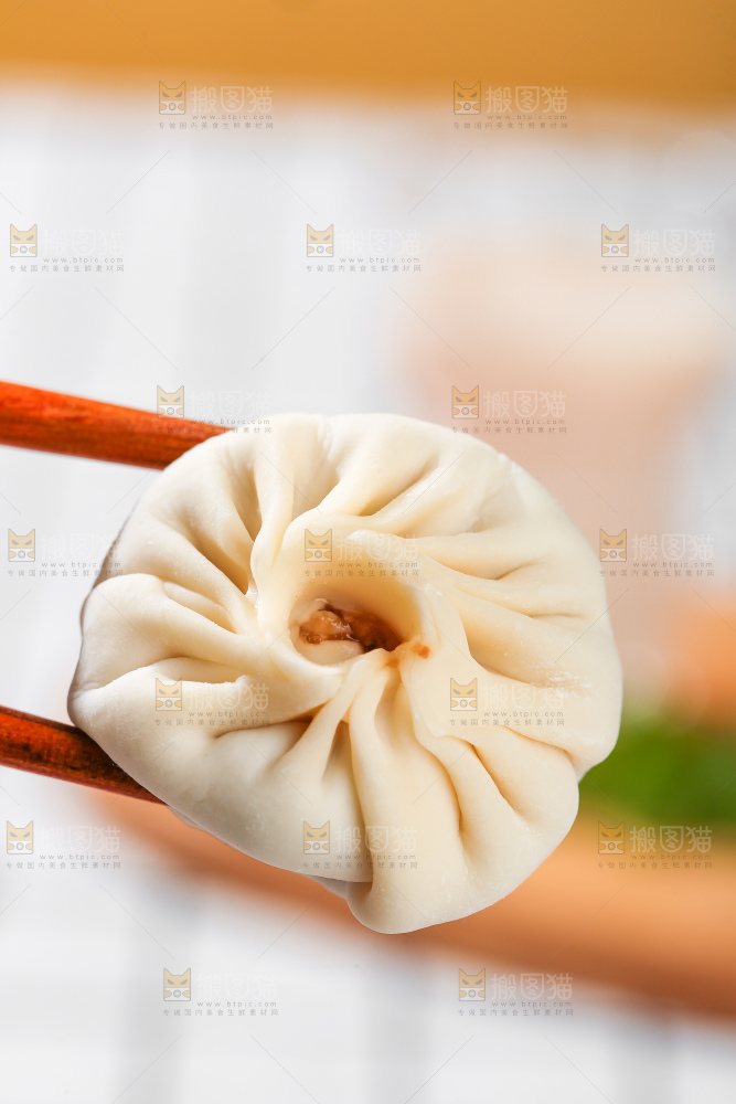 浅底上的薄皮小笼包