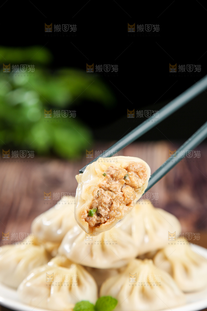 木底上的薄皮小笼包