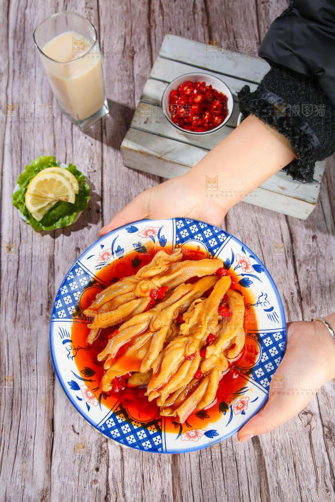 木底上的无骨鸭掌
