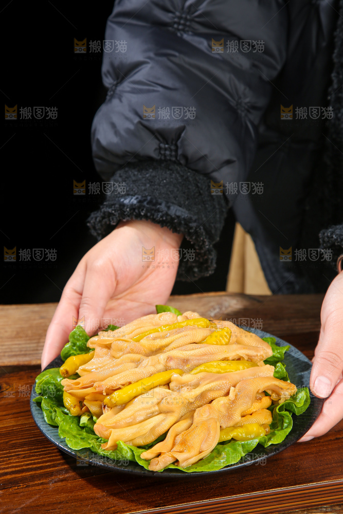 木底上的无骨鸭掌