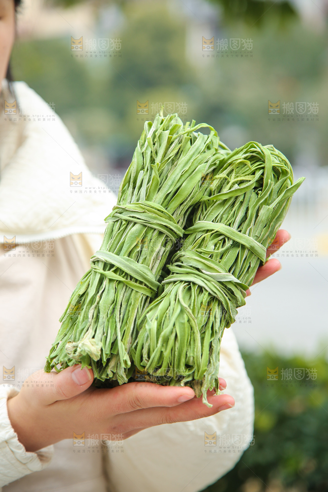 手里拿着贡菜