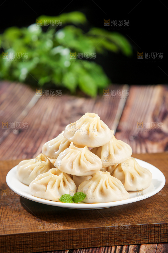 木底上的薄皮小笼包