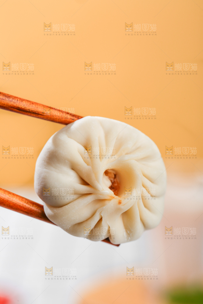 浅底上的薄皮小笼包