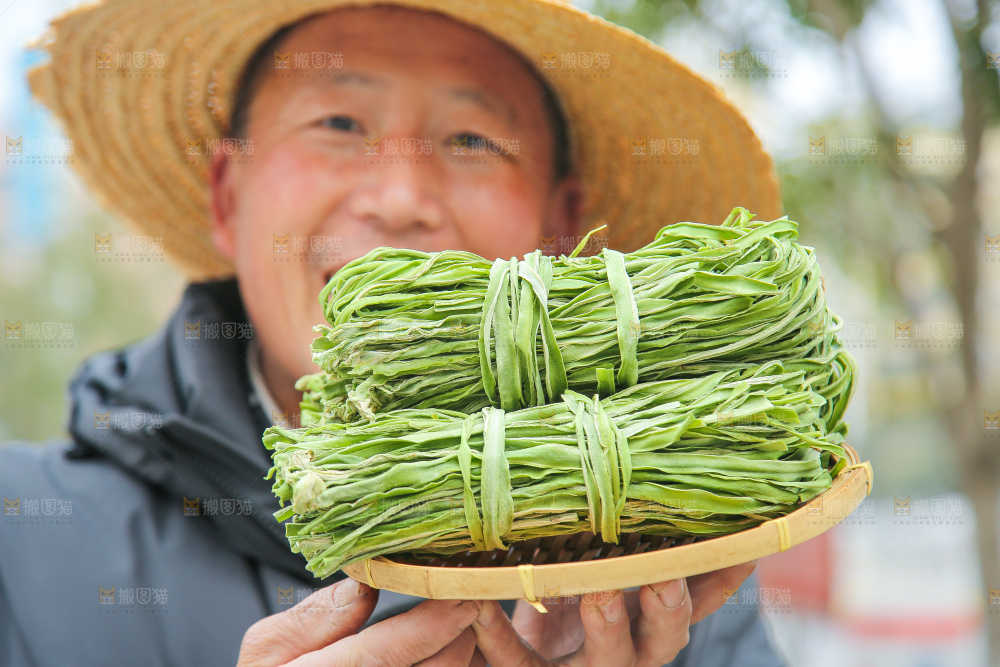 手里拿着贡菜