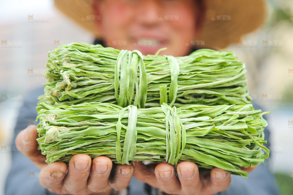 手里拿着贡菜
