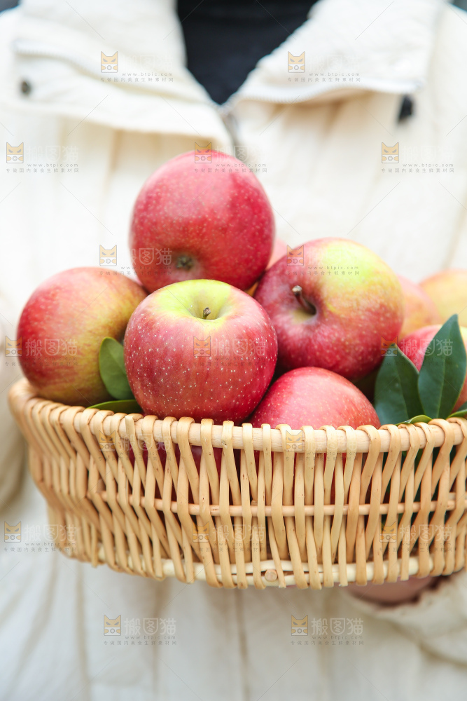 手里拿着国光苹果