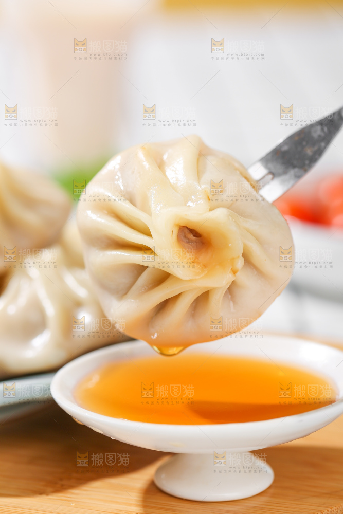 浅底上的薄皮小笼包
