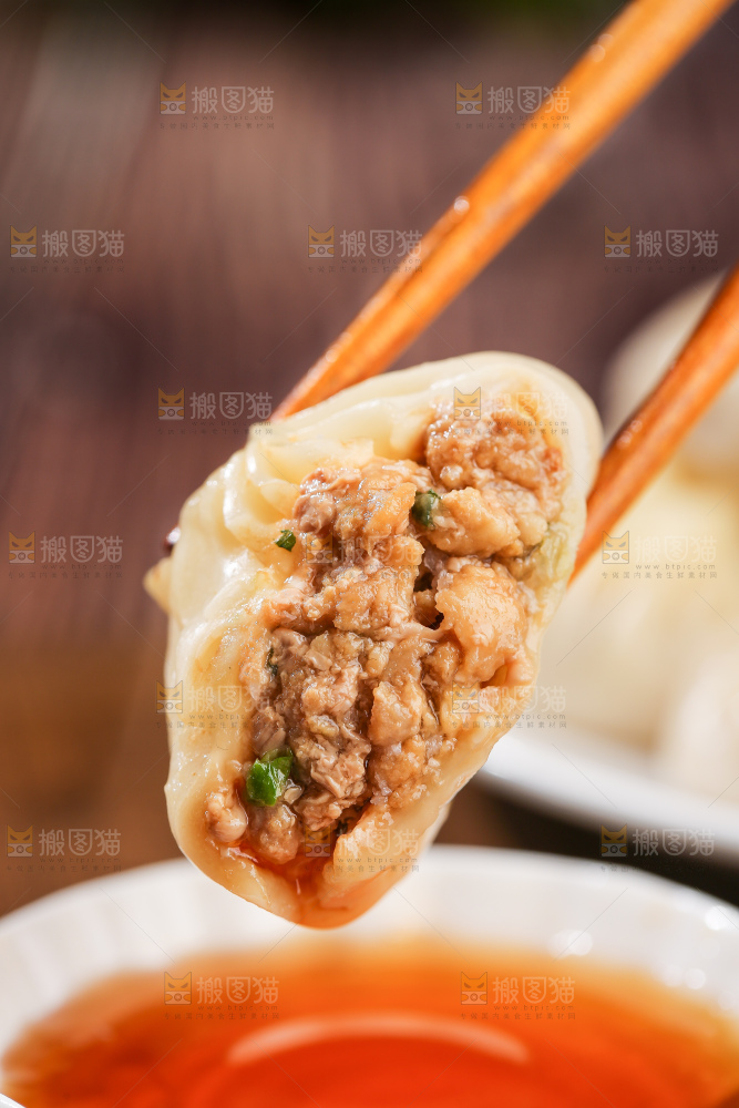 木底上的薄皮小笼包