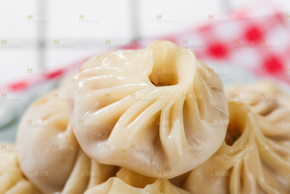 浅底上的薄皮小笼包