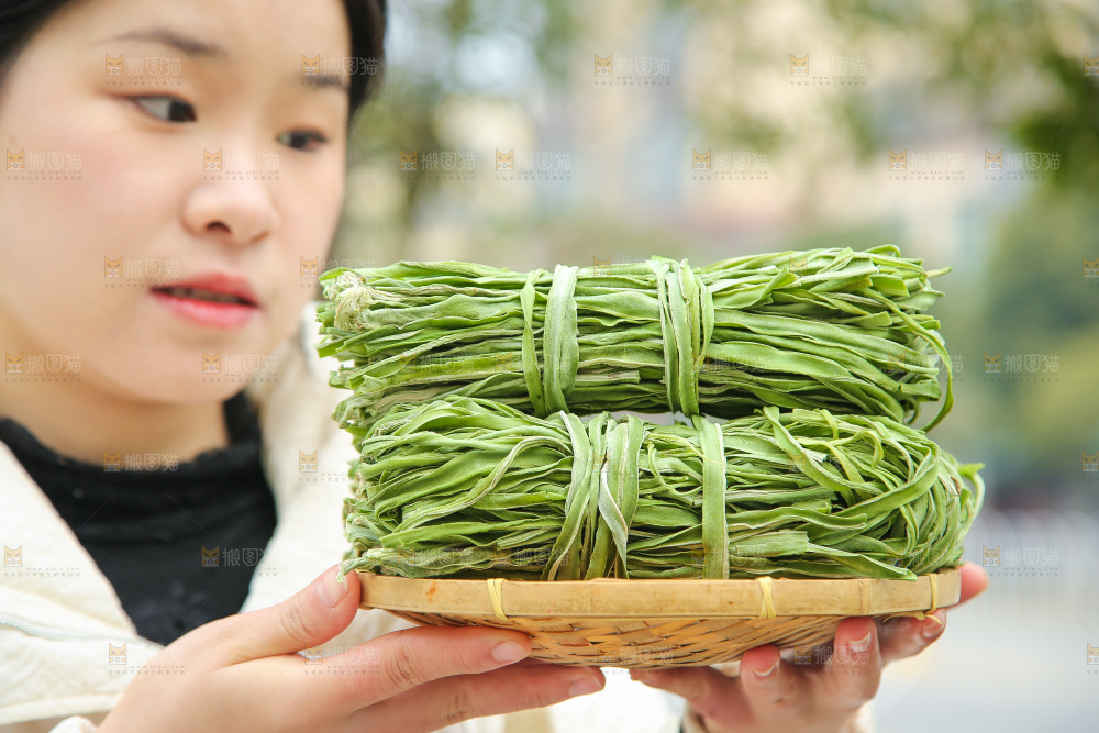 手里拿着贡菜