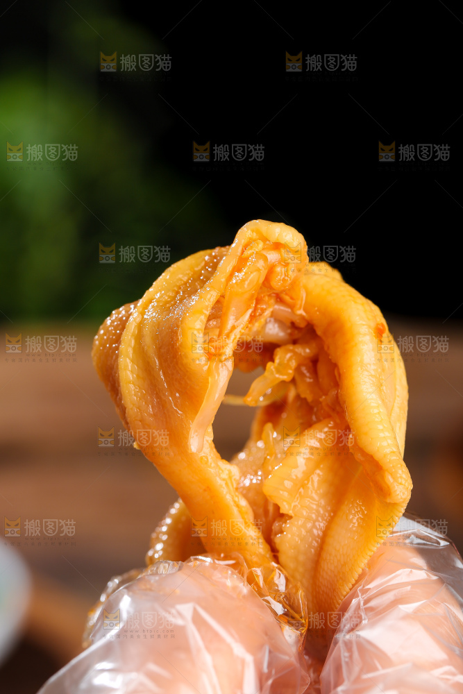 木底上的无骨鸭掌