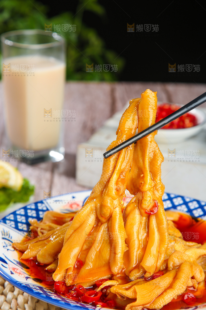 木底上的无骨鸭掌