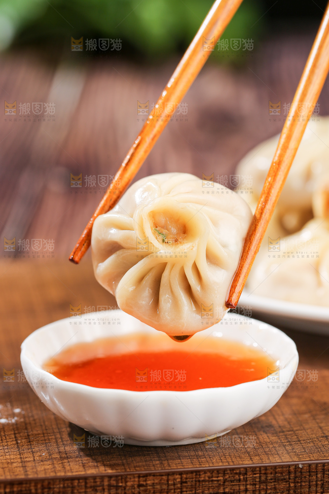木底上的薄皮小笼包