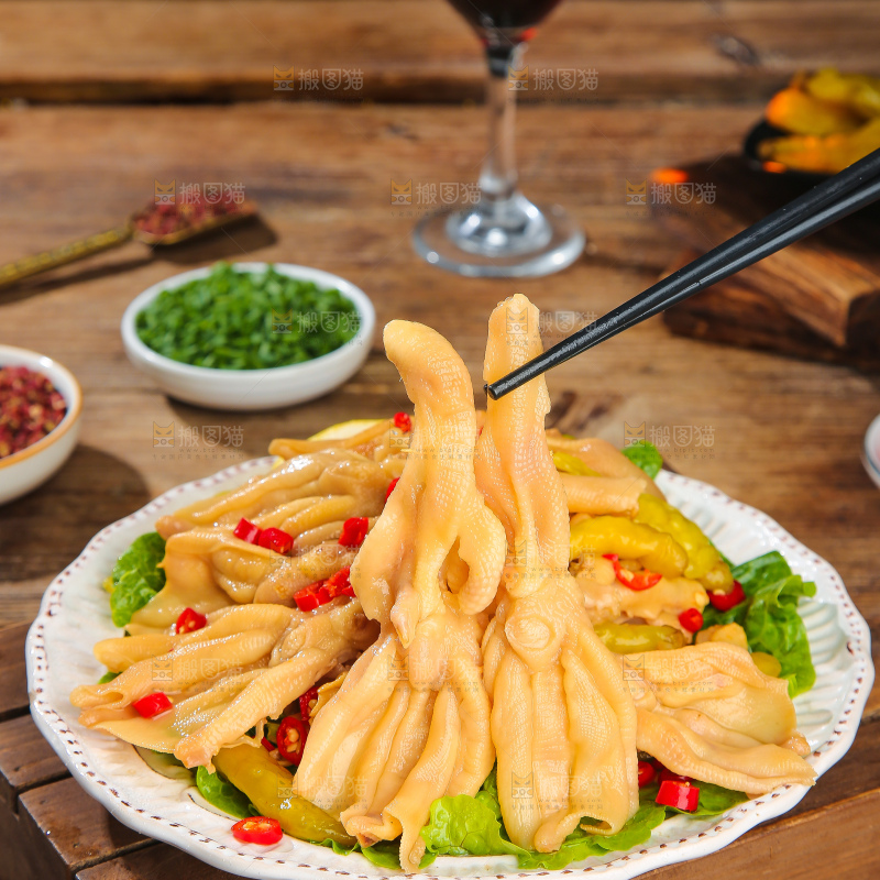 木底上的无骨鸭掌