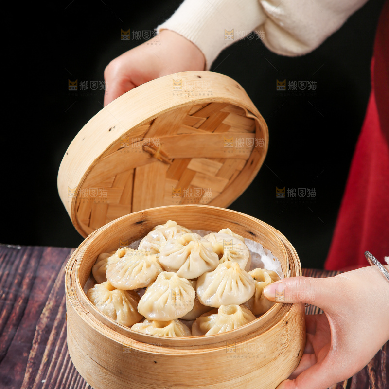 木底上的薄皮小笼包
