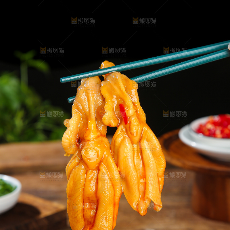 木底上的无骨鸭掌
