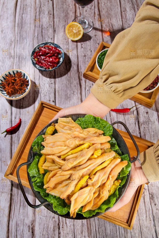 木底上的无骨鸭掌