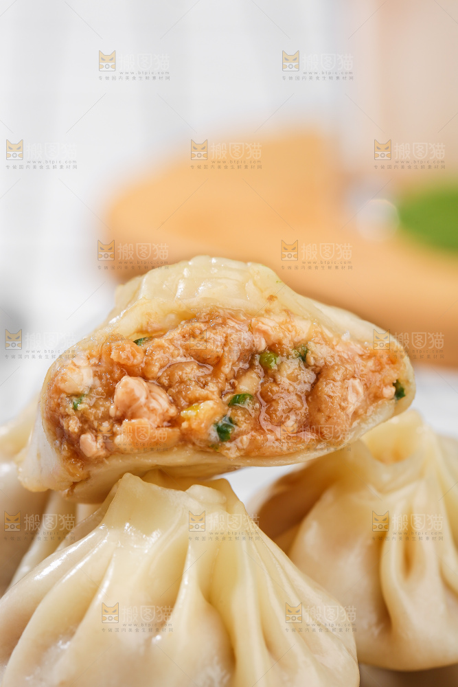 浅底上的薄皮小笼包