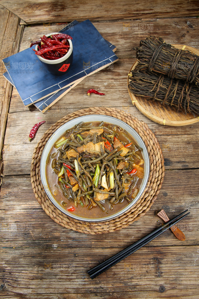 盘子里的干豆角炒肉
