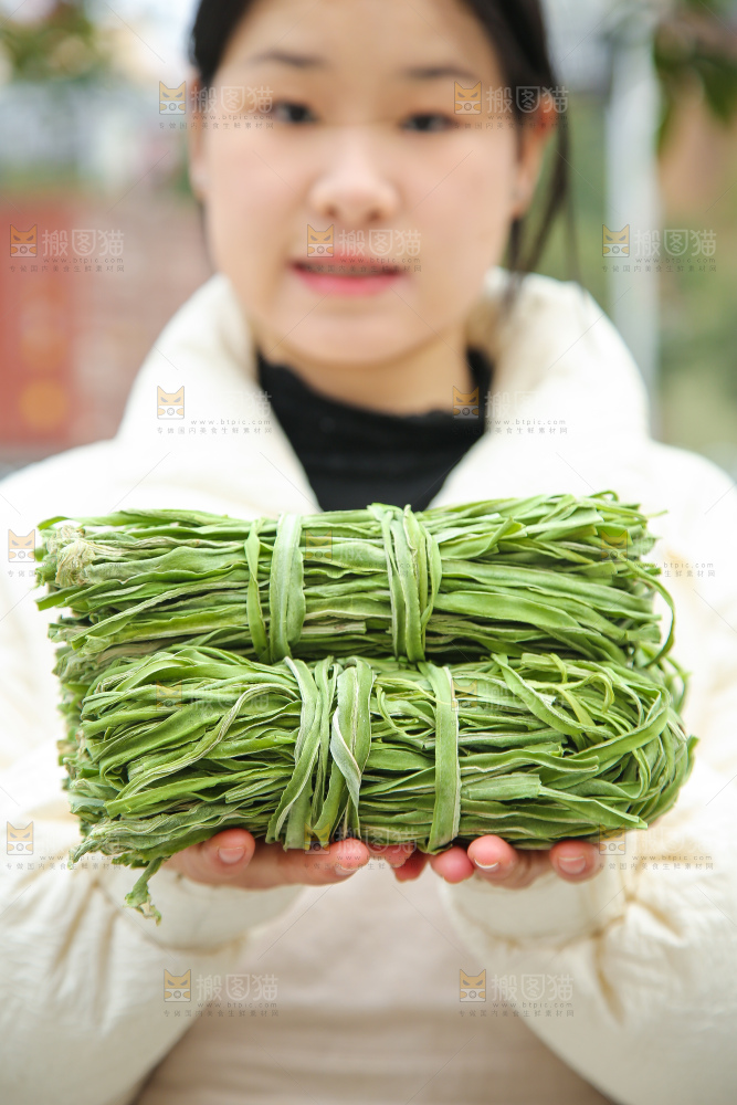 手里拿着贡菜