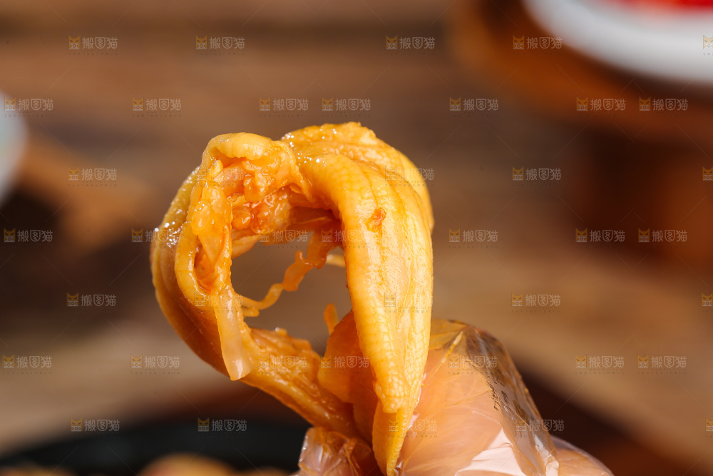 木底上的无骨鸭掌