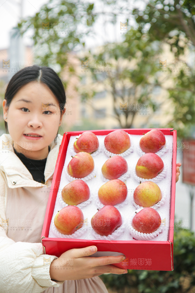 手里拿着国光苹果