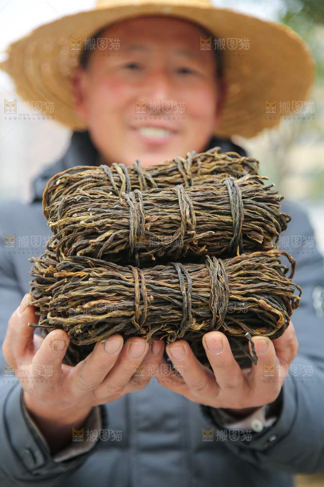 手里拿着干豆角