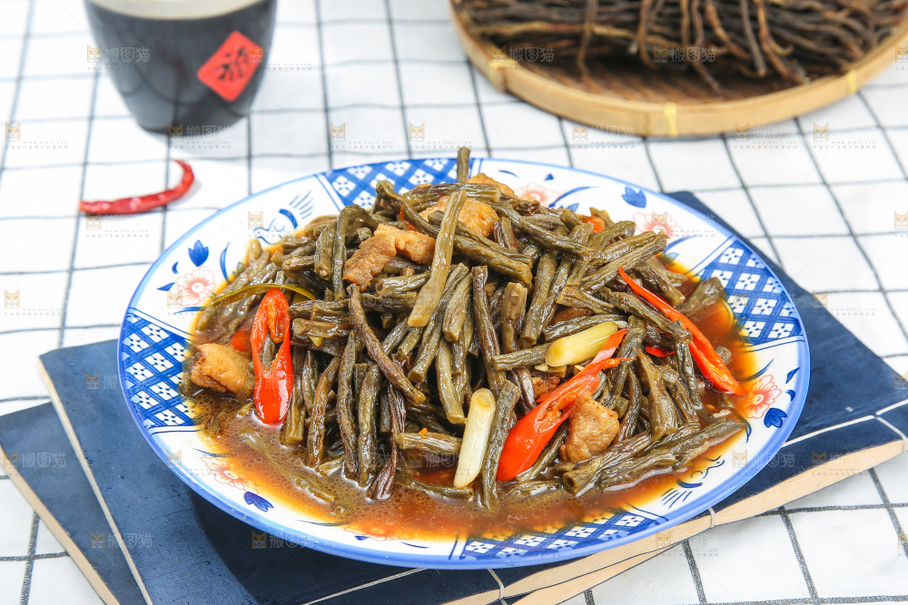盘子里的干豆角炒肉