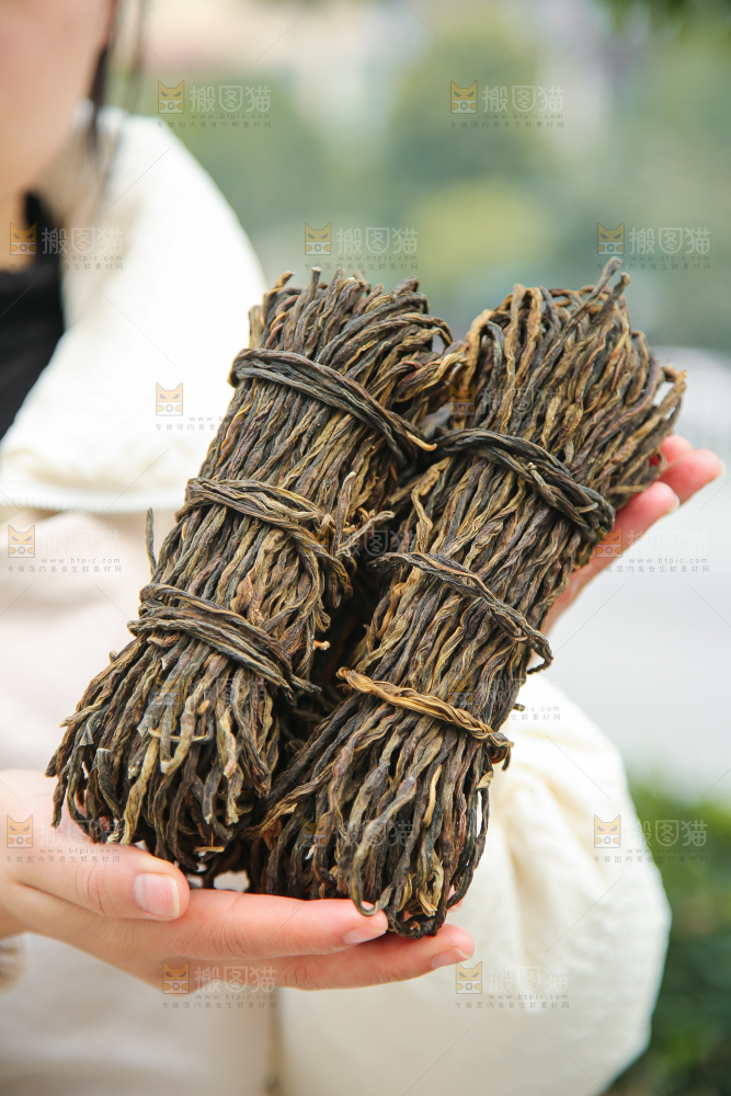 手里拿着干豆角