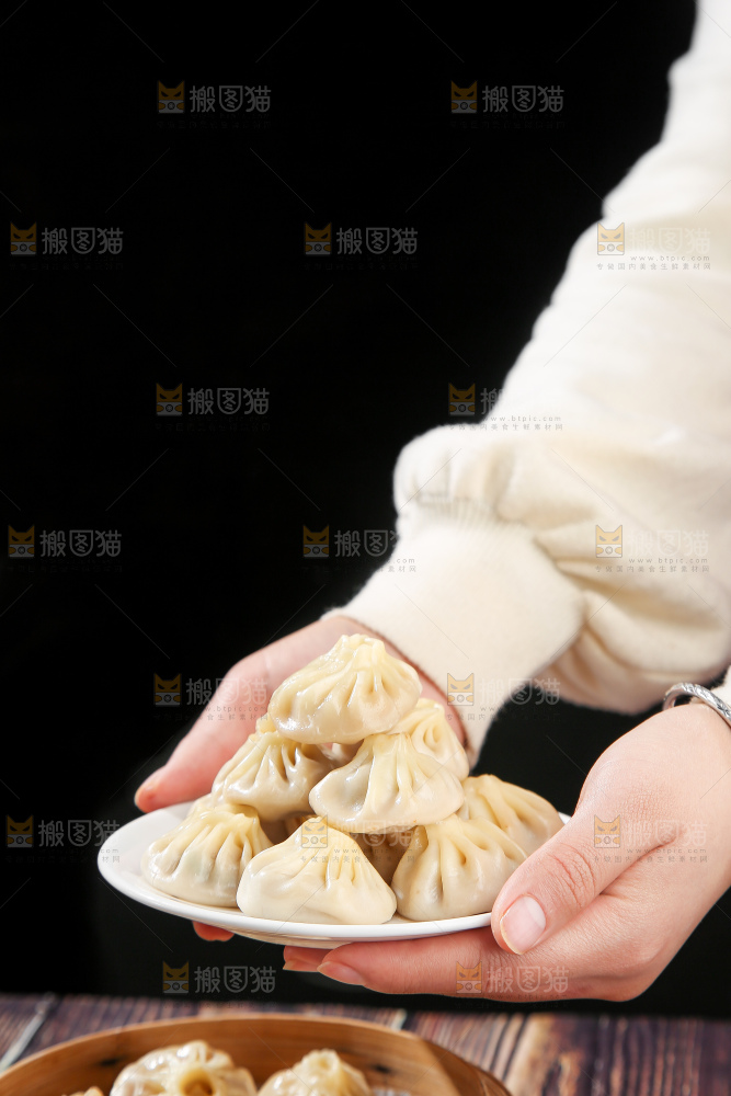 木底上的薄皮小笼包