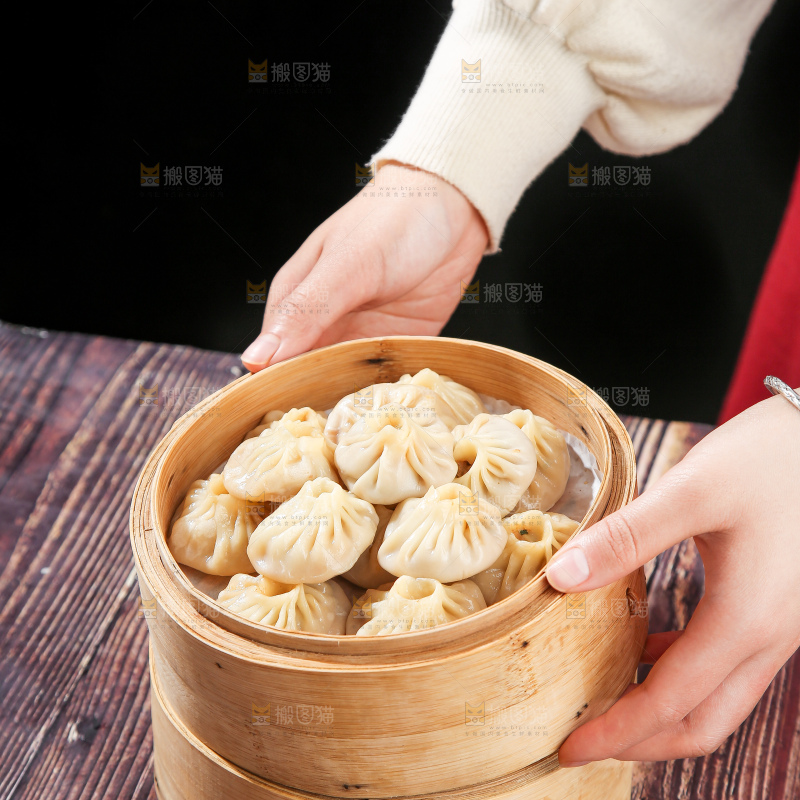 木底上的薄皮小笼包